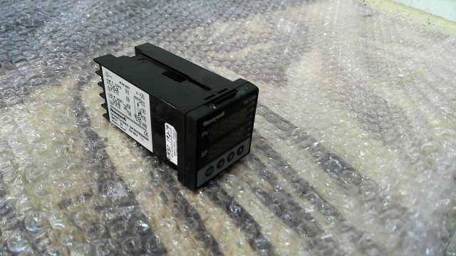 Honeywell DC1010CT-211000-E Temperature Controller