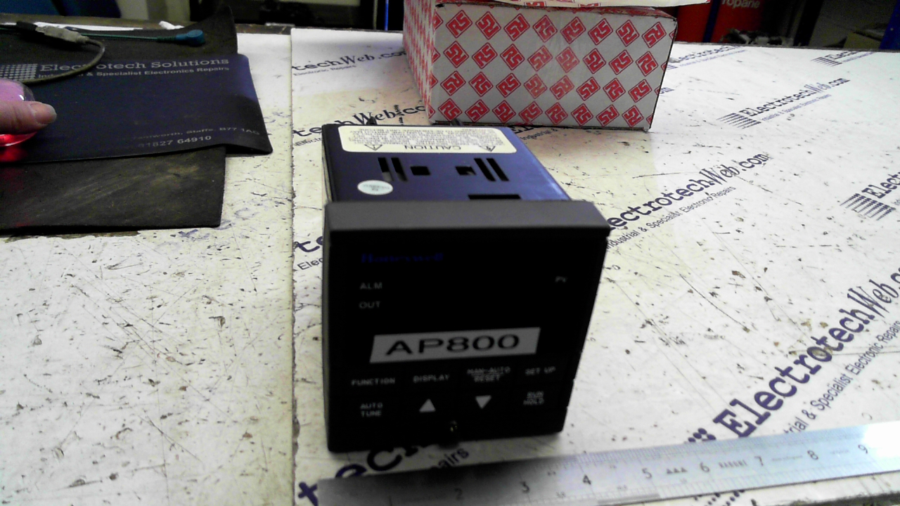 Honeywell DC200E-2-20D-200P00-0-EN Temp Controller