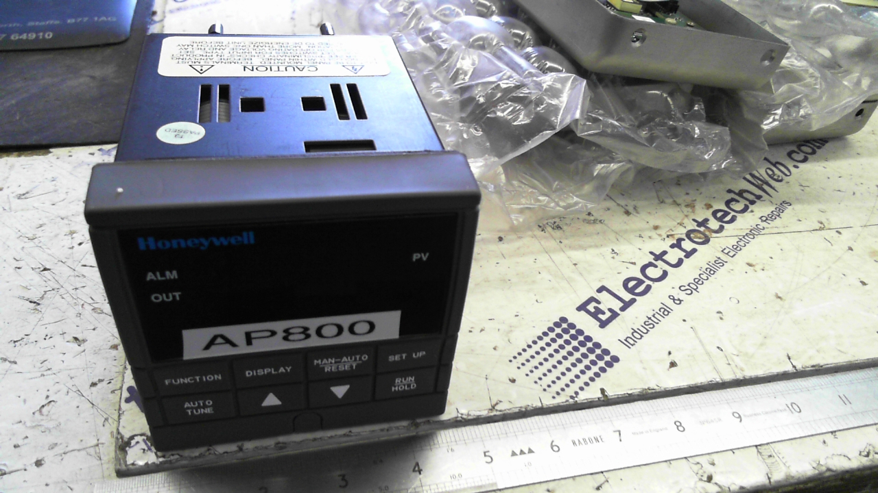 Honeywell DC200E-2-200-200P00-0EN Temperature Controller
