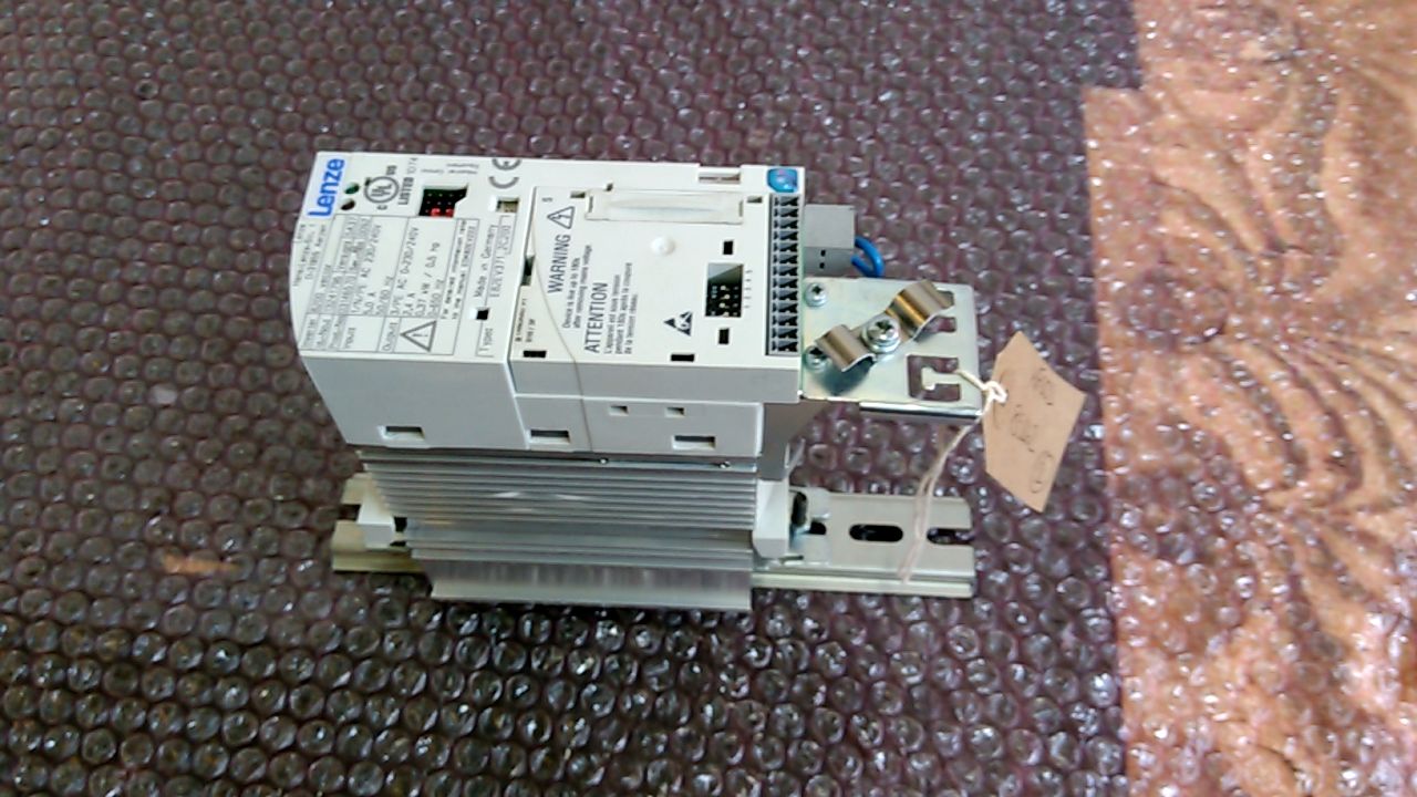 Lenze E82EV371_2C200 Inverter
