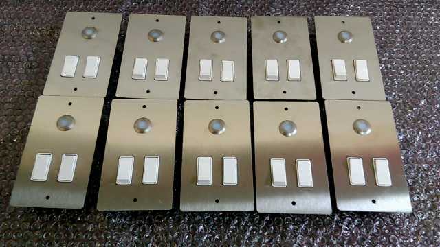 Electrotech L7014V Vertical Cell Push c/w 2 Switch