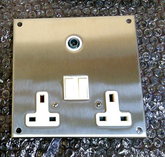 Legrand XXEO140439.1.1 TV and Twin Socket Plate