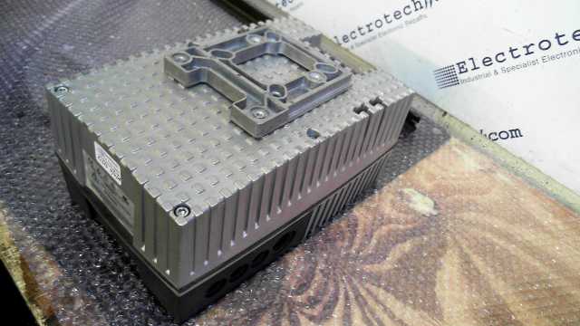 Lenze E82MV402_4B001 Inverter