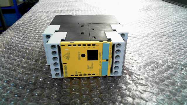 Siemens 3RK1 105-1BE04-2CAO Safety Monitor
