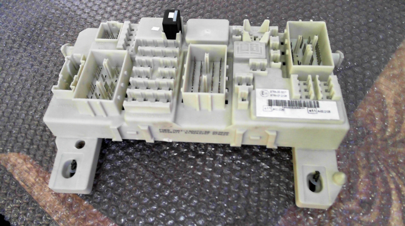 Ford 7M5T-14A073-DD Fuse Box